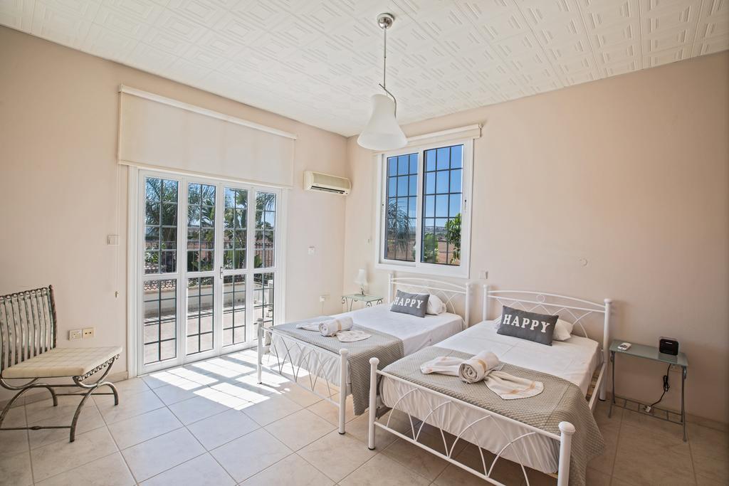 Papas Family Villa Paralimni Bagian luar foto